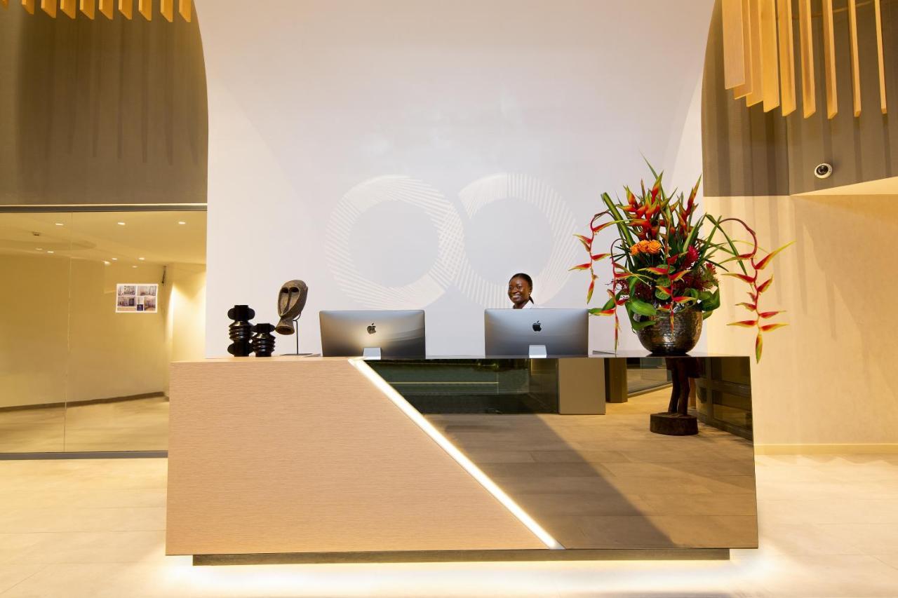 Noom Hotel Abidjan Plateau Exterior photo Reception desk at the hotel