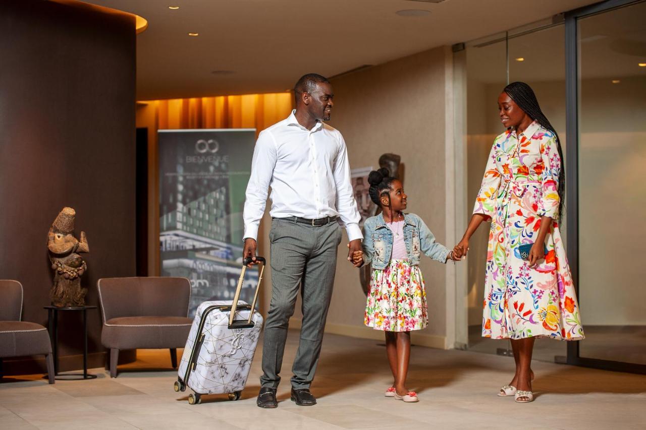 Noom Hotel Abidjan Plateau Exterior photo Family at the airport