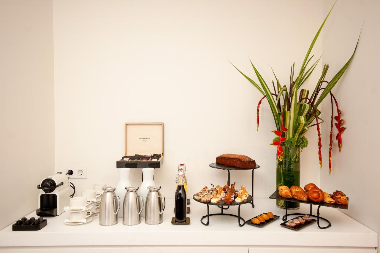Noom Hotel Abidjan Plateau Exterior photo A coffee break