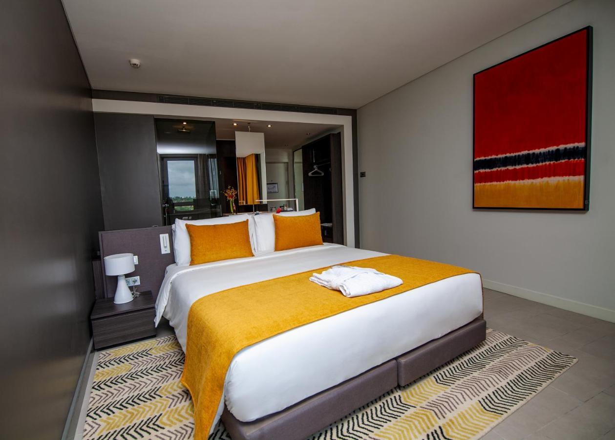 Noom Hotel Abidjan Plateau Exterior photo A bedroom at the hotel