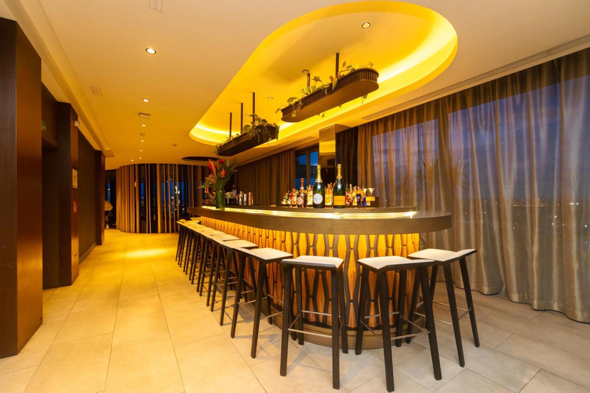 Noom Hotel Abidjan Plateau Exterior photo The bar at the Sky Bar