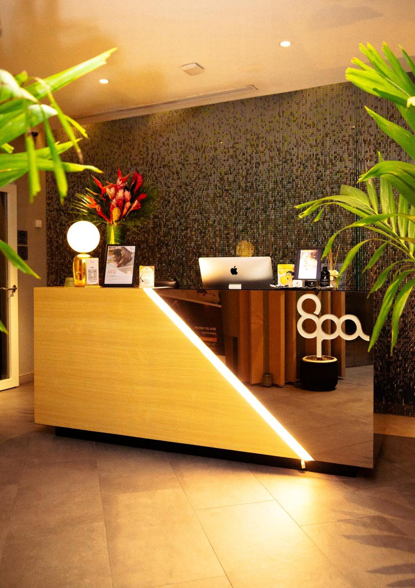 Noom Hotel Abidjan Plateau Exterior photo Reception desk at a hotel