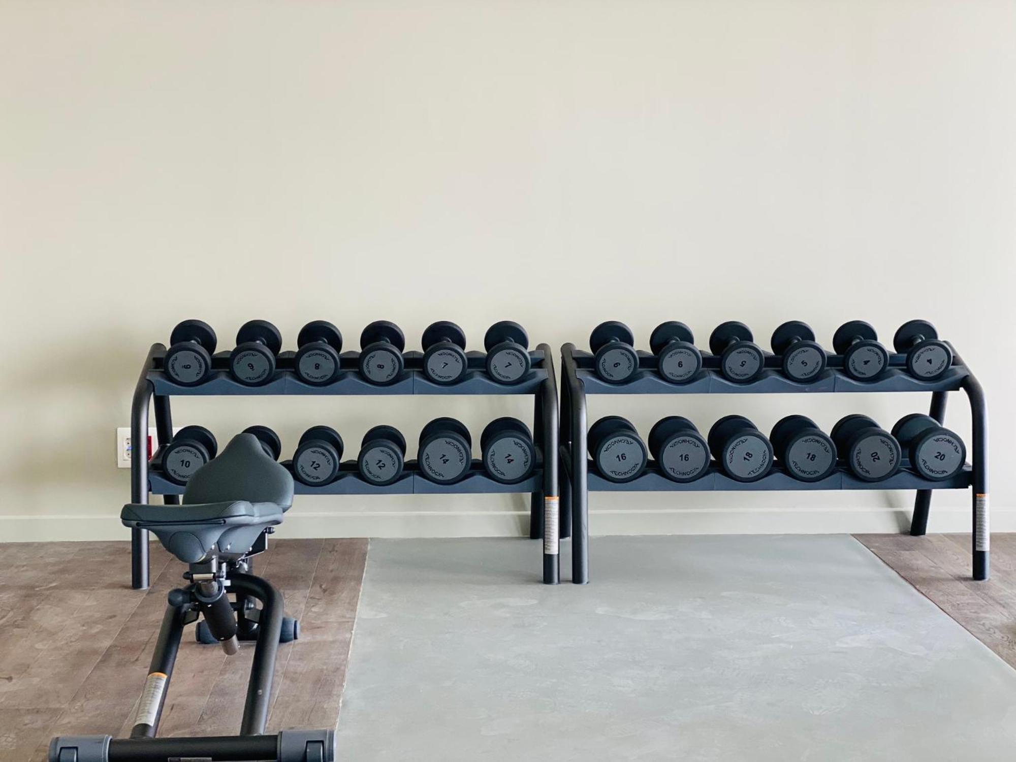 Noom Hotel Abidjan Plateau Exterior photo Dumbbell rack