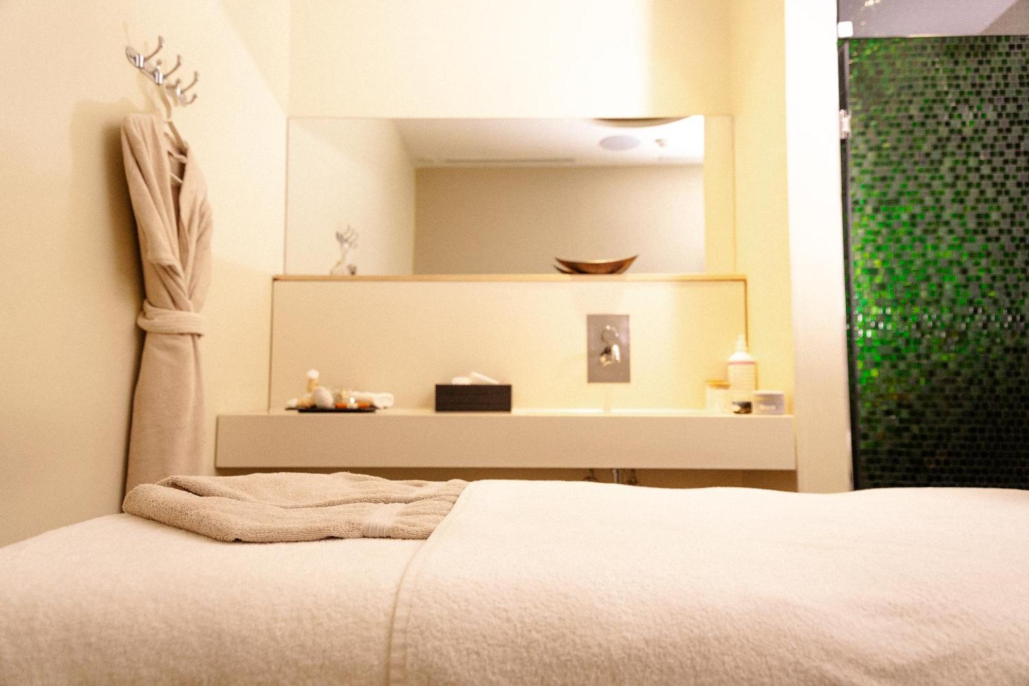 Noom Hotel Abidjan Plateau Exterior photo A treatment room at the spa