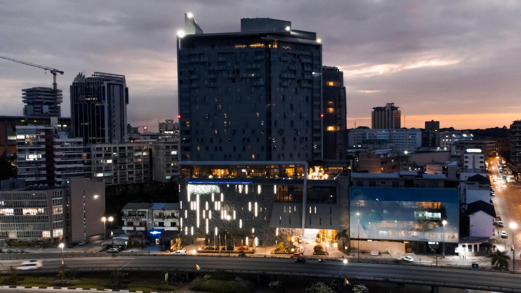Noom Hotel Abidjan Plateau Exterior photo The hotel at night