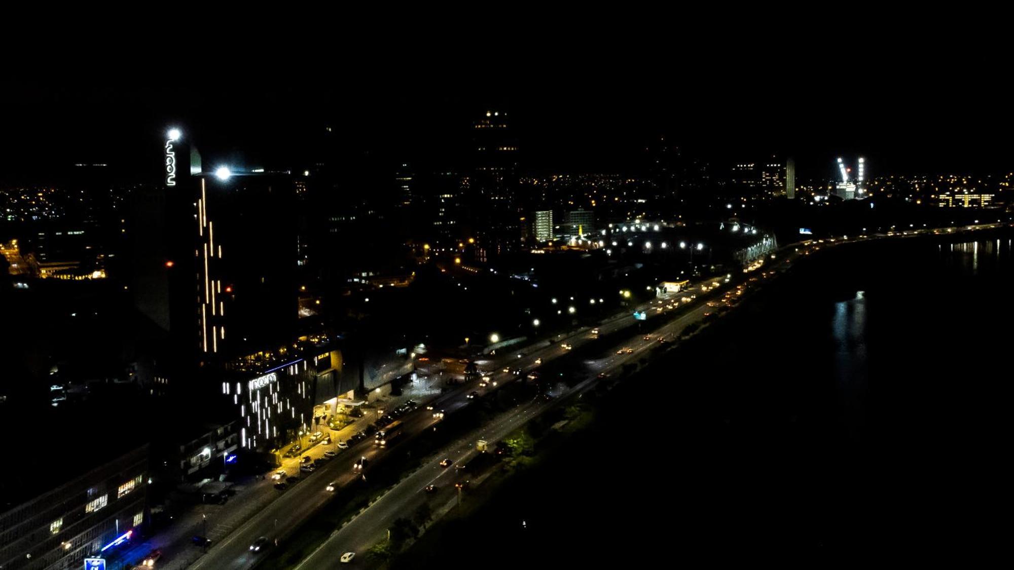 Noom Hotel Abidjan Plateau Exterior photo Night view of the city