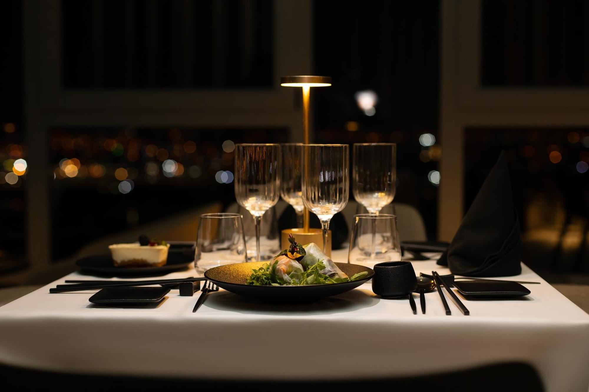 Noom Hotel Abidjan Plateau Exterior photo Table setting at the restaurant